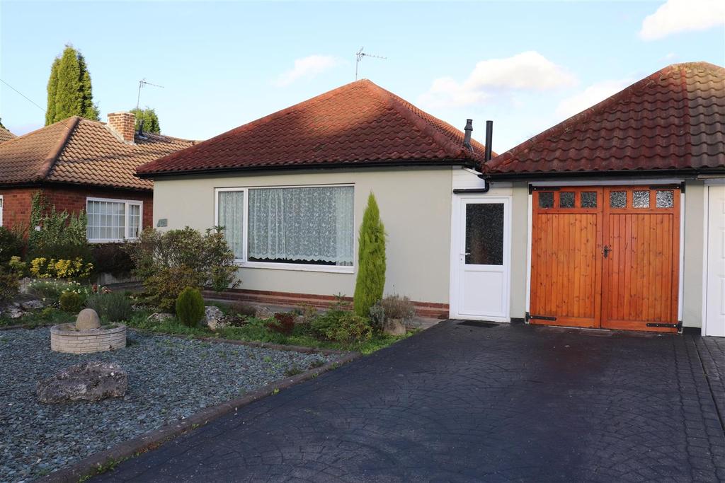 Wellfield Road, Aldridge 3 bed semidetached bungalow £309,950