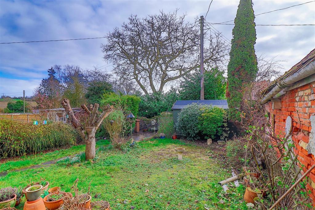 Hall Lane, Lower Somersham, Ipswich 3 bed cottage £360,000