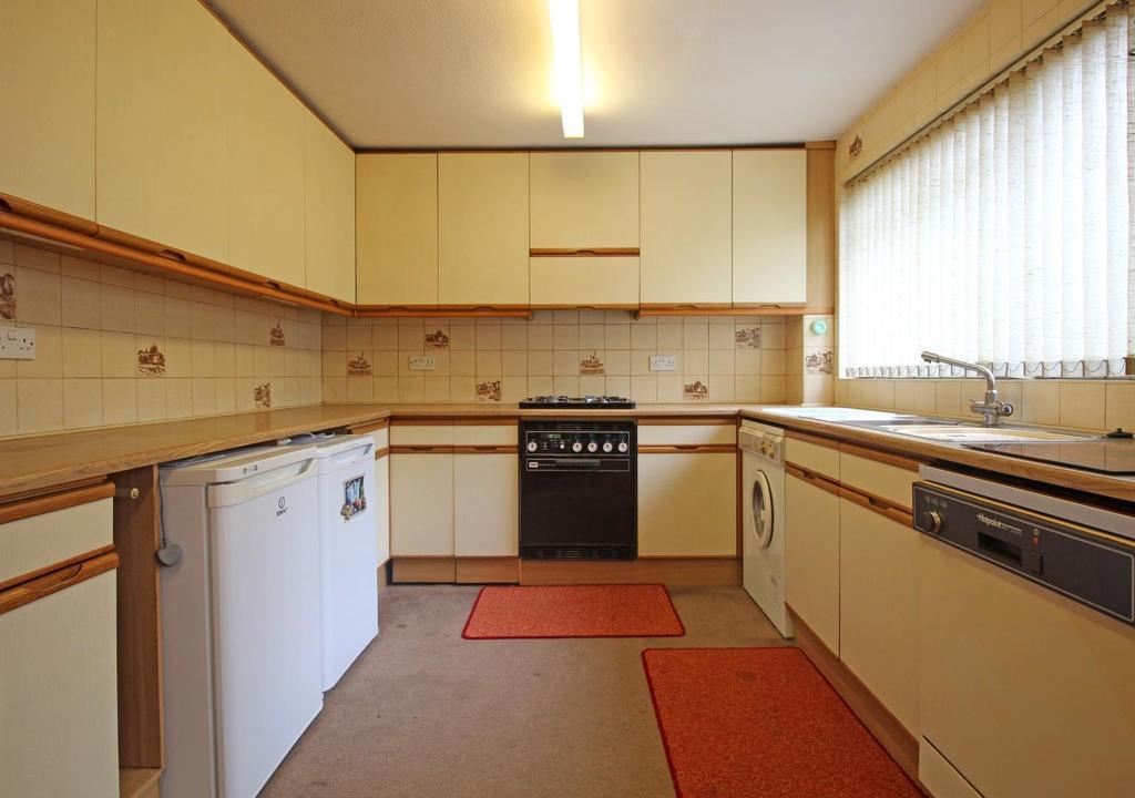 185 Raleigh Crescent Kitchen.JPG