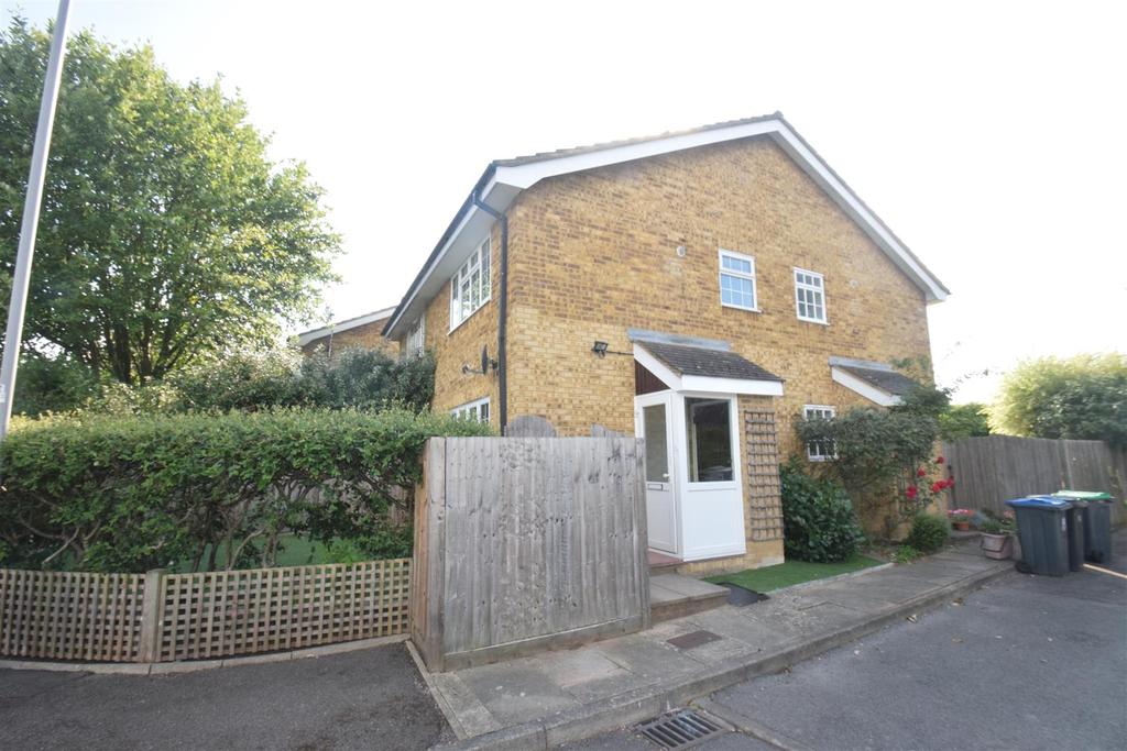 Foxglove Lane Chessington Surrey 1 bed terraced house £1,175 pcm (£