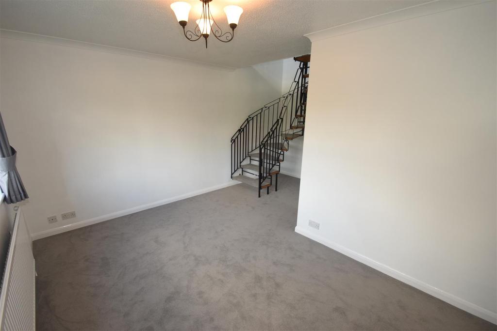 Foxglove Lane Chessington Surrey 1 bed terraced house £1,175 pcm (£