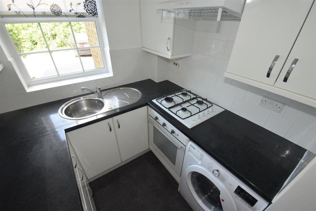 Foxglove Lane Chessington Surrey 1 bed terraced house £1,175 pcm (£
