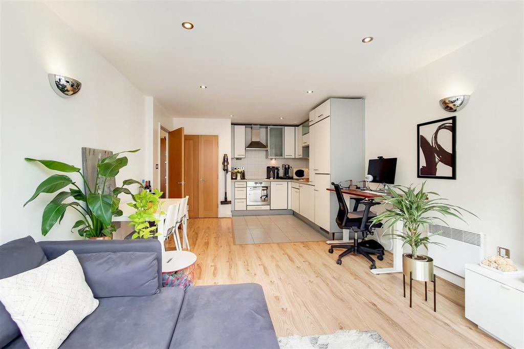 Baltic Apartments, Royal Victoria Dock, E16 1 bed apartment £325,000