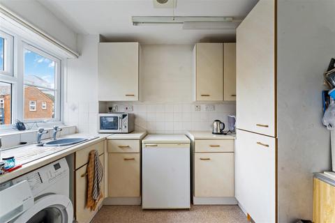 2 bedroom flat for sale - Walnut Tree Close, Guildford