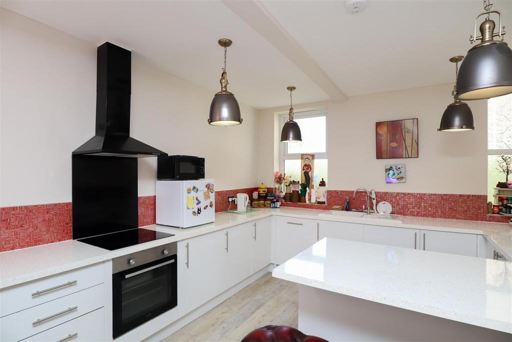Chapel Park Road, St. LeonardsOnSea 2 bed flat £250,000