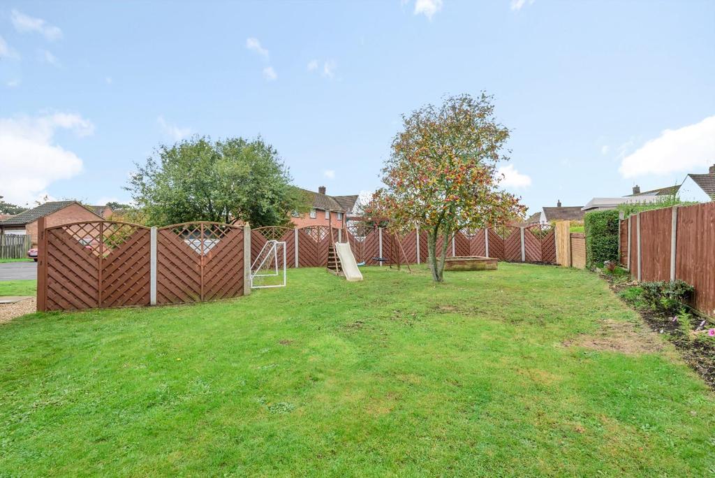 College Close, Horncastle, Lincs, LN9... 3 bed semidetached house £