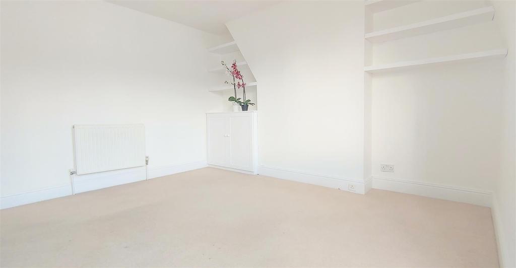 Glenmore Road, Belsize Park, NW3 2 bed flat £3,200 pcm (£738 pw)