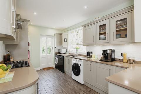 90 Meadow Walk, Epsom, KT19 0AX