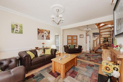 90 Meadow Walk, Epsom, KT19 0AX