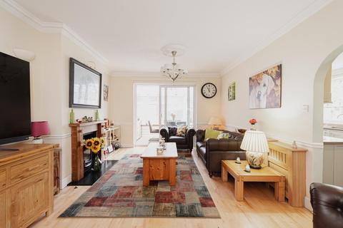 90 Meadow Walk, Epsom, KT19 0AX