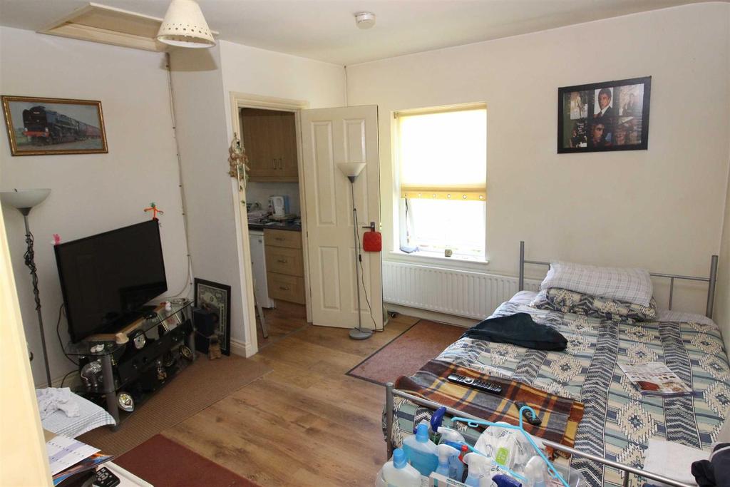 3, Demesne Road, Whalley Range 1 bed flat £495 pcm (£114 pw)