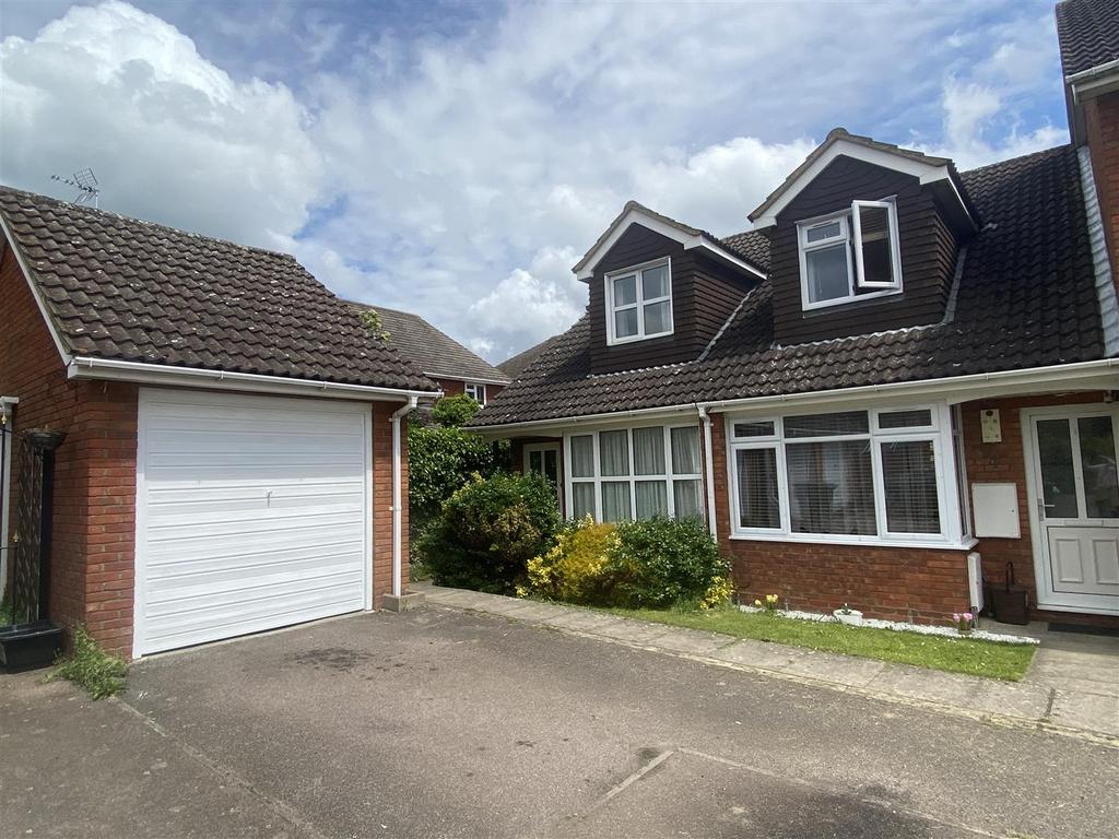 Coral Close, Eaton Bray 2 bed end of terrace house £1,200 pcm (£277 pw)