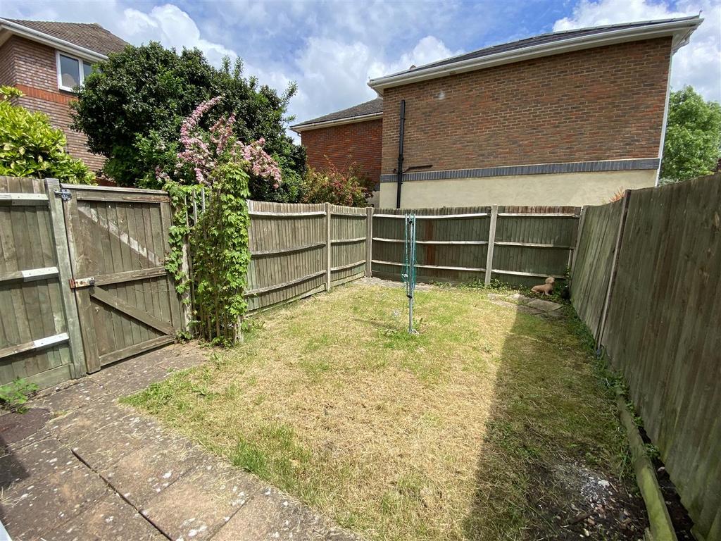 Coral Close, Eaton Bray 2 bed end of terrace house £1,200 pcm (£277 pw)
