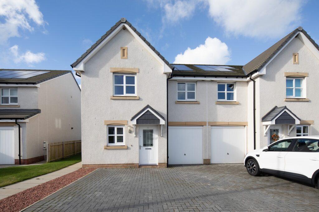 Garvard Way, Maidenhill, Newton Mearns 4 bed semidetached villa for