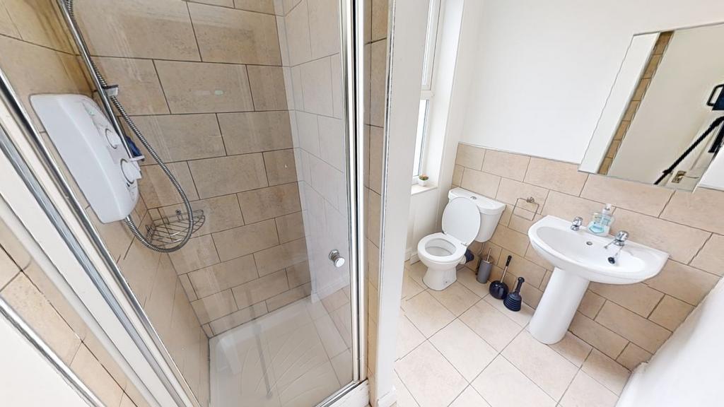 10 Grimsby Bathroom