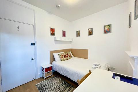 Studio to rent, Fulham Palace Road, Hammersmith, London, W6