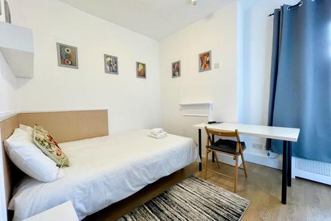 Studio to rent, Fulham Palace Road, Hammersmith, London, W6