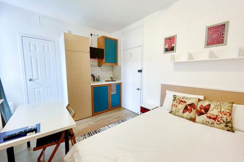 Studio to rent, Fulham Palace Road, Hammersmith, London, W6