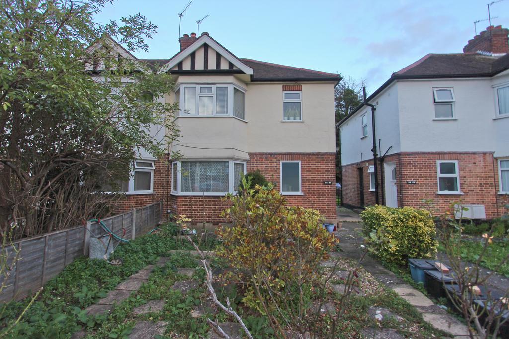 Onslow Gardens, London E18 1 bed flat £1,500 pcm (£346 pw)