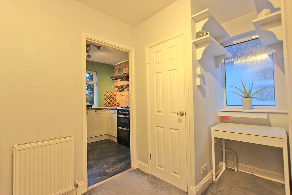 Onslow Gardens, London E18 1 bed flat £1,500 pcm (£346 pw)