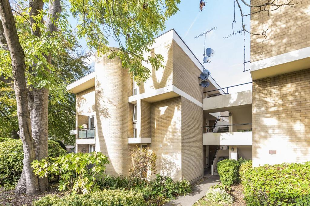 Apex Close, Beckenham 2 bed flat £350,000