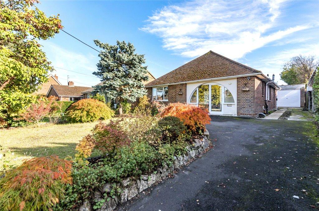 Crescent Road, North Baddesley... 3 bed detached bungalow for sale £