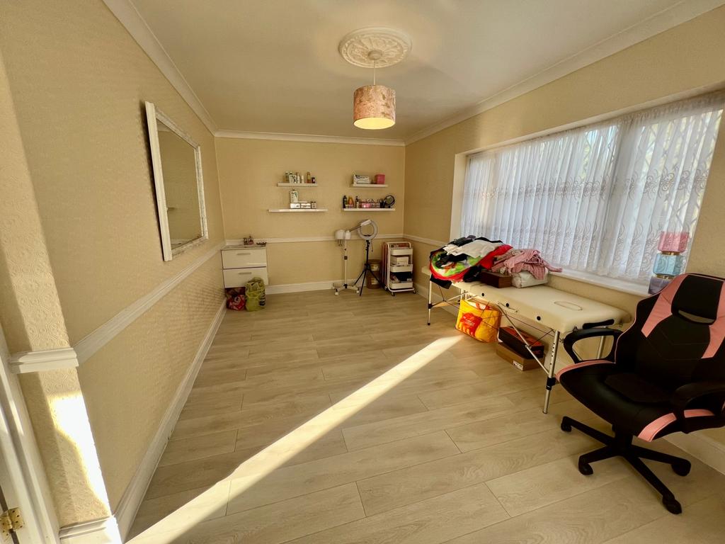 12 Stanwell Closw TREATMENT ROOM