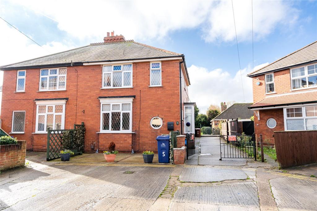 Oak Avenue, Grimsby, Lincolnshire, DN32 3 bed semidetached house for