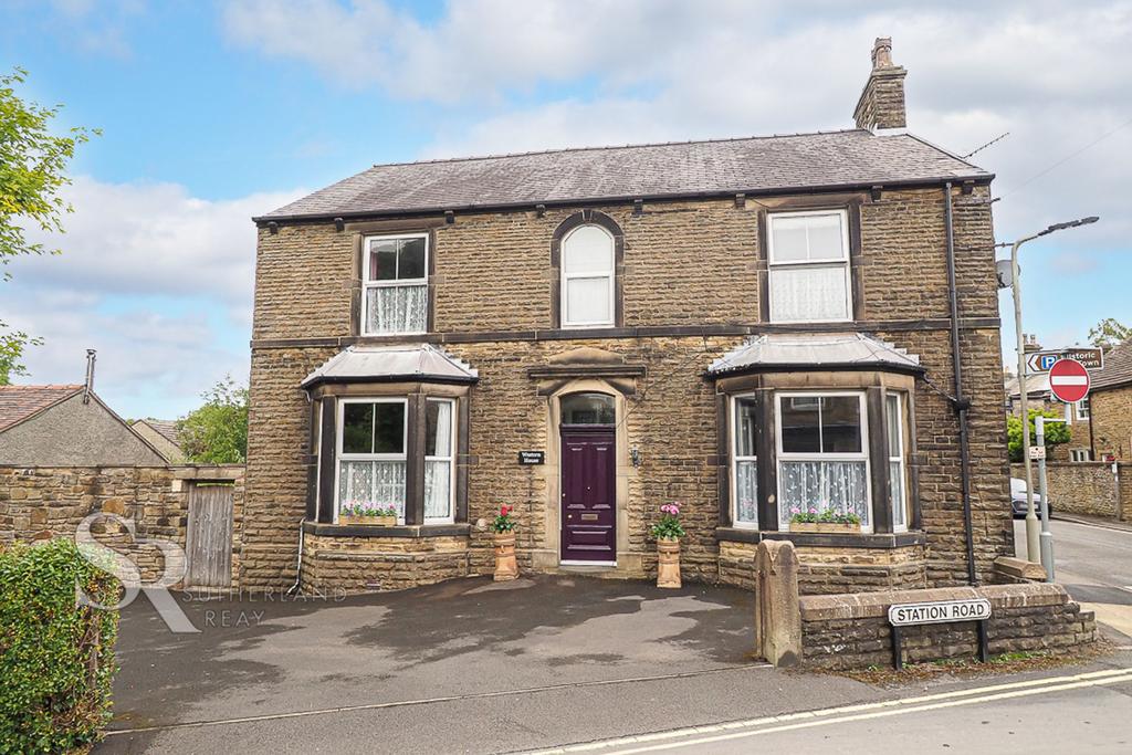 Station Road, ChapelEnLeFrith, SK23 5 bed detached house for sale