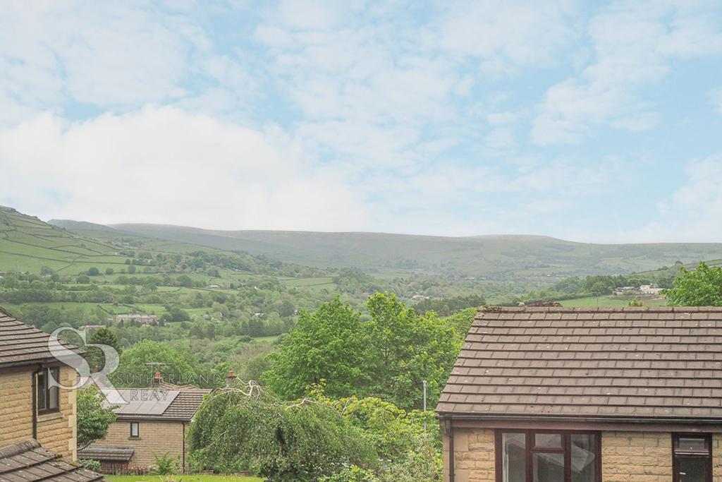 Hill Drive, Whaley Bridge, SK23 4 bed detached house £499,000