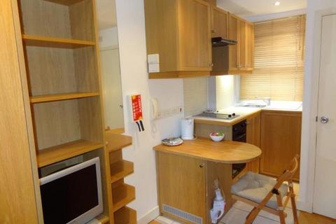 Studio to rent, Cartwright Gardens, Bloomsbury, London, WC1H