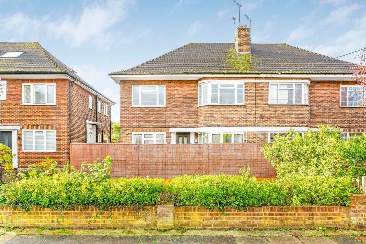 Richmond Road London SW20 2 bed apartment £1,900 pcm (£438 pw)
