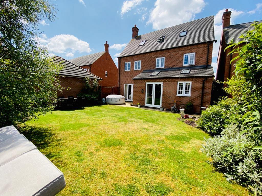 Blockley Road, Broughton Astley, LE9 5 bed detached house for sale £