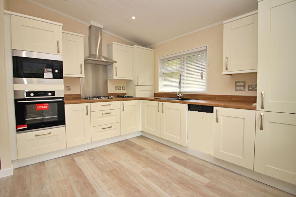 Kitchen /Dining Area