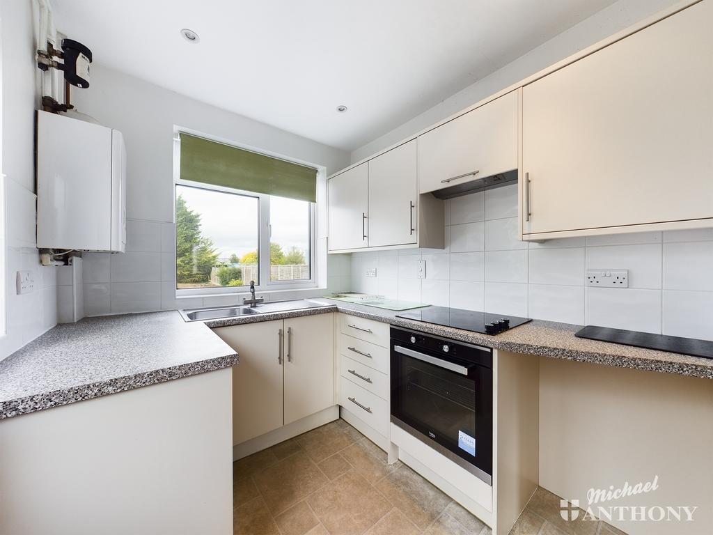 Walton Way, Aylesbury, 3 bed semidetached house £1,500 pcm (£346 pw)