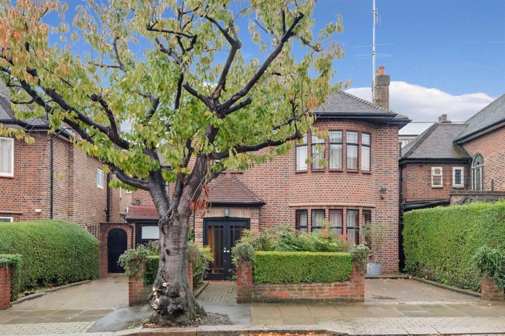 Gloucester Gardens, Golders Green, London, NW11 4 bed detached house