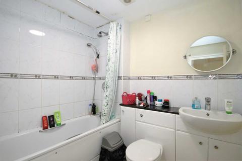 16 Hove Gardens, Sutton, SM1 3EZ