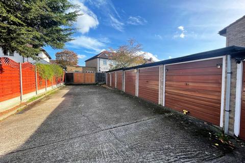 16 Hove Gardens, Sutton, SM1 3EZ