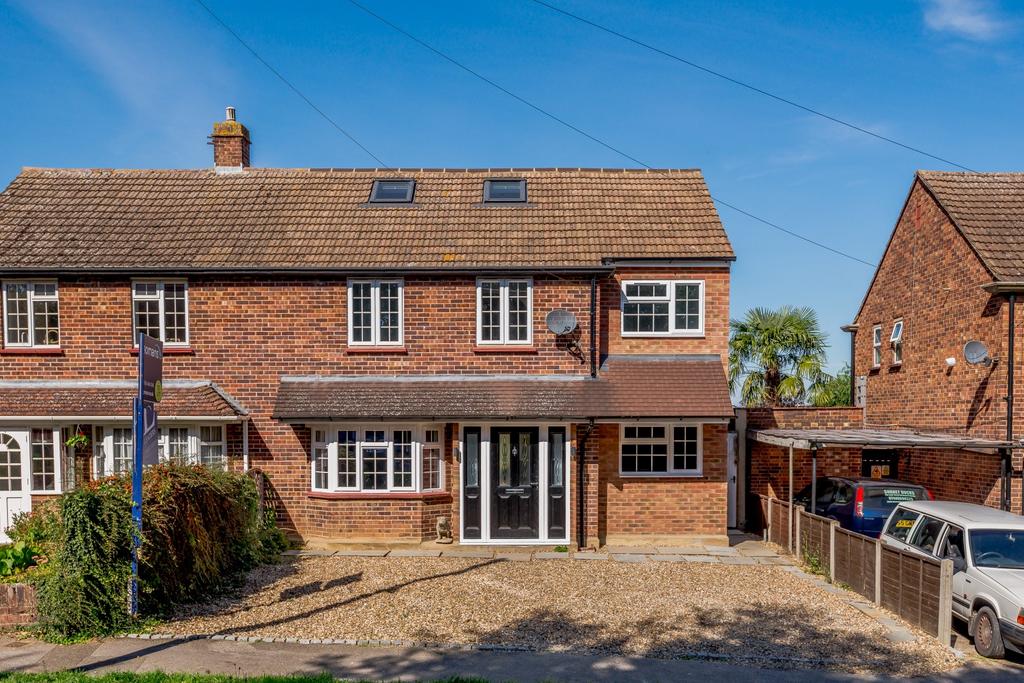 Bittams Lane, Chertsey, KT16 4 bed semidetached house to rent £2,600