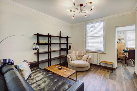 2 bedroom flat for sale - Cornwall Crescent, London
