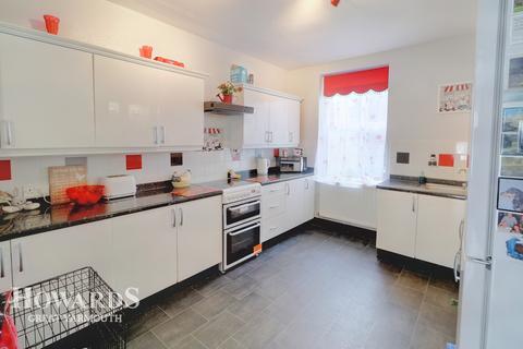7 bedroom terraced house for sale - North Denes Road, Great Yarmouth