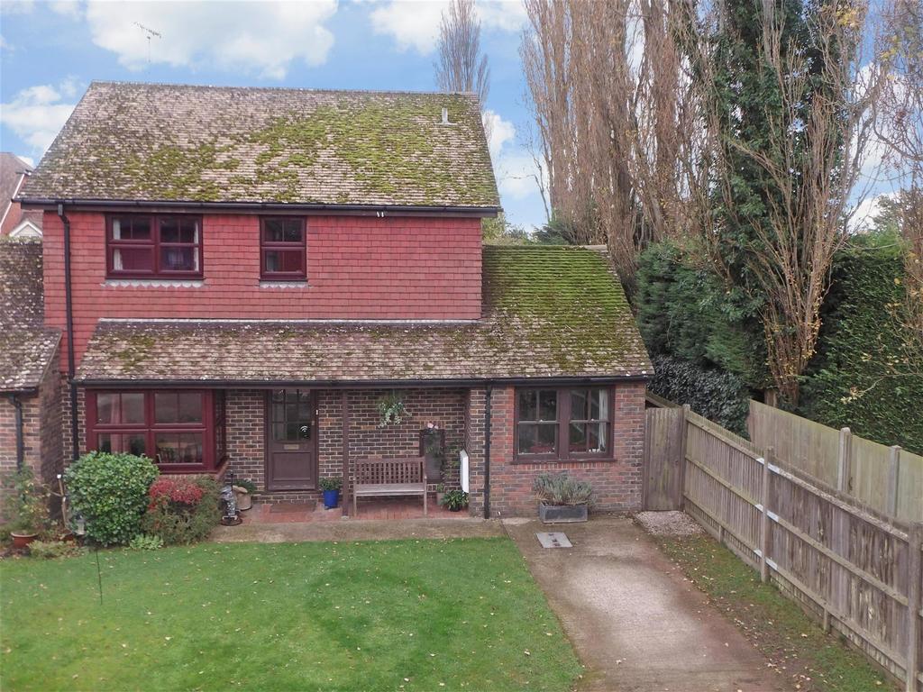 The Twitten, Albourne, Hassocks, West Sussex 3 bed link detached house