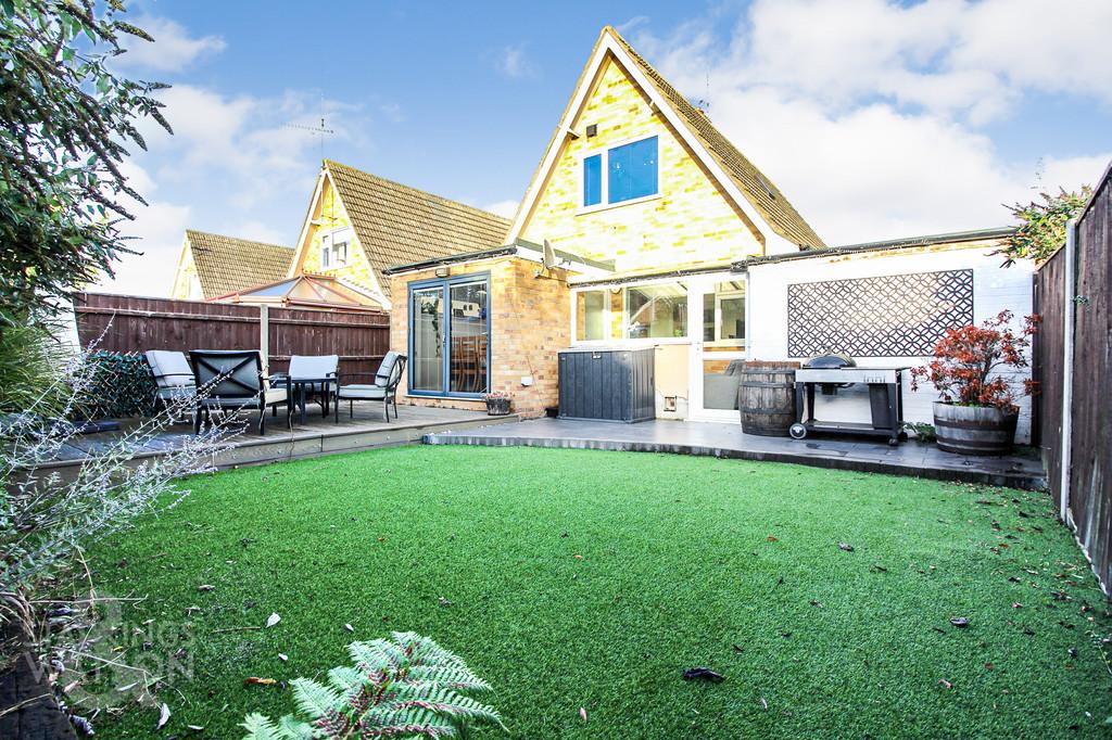 Lockhart Road, Ellingham, Bungay 2 bed chalet £285,000