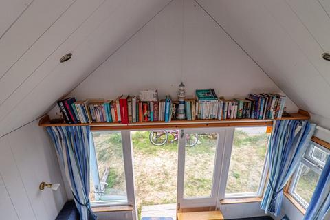 1 bedroom property for sale, Mudeford Sand Spit, Hut 196a