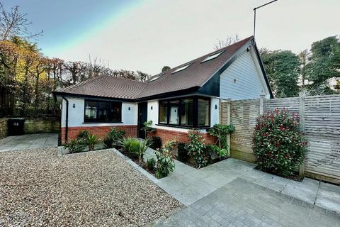 3 bedroom detached house to rent, Elmfield Way, Sanderstead, Surrey, CR2 0EG