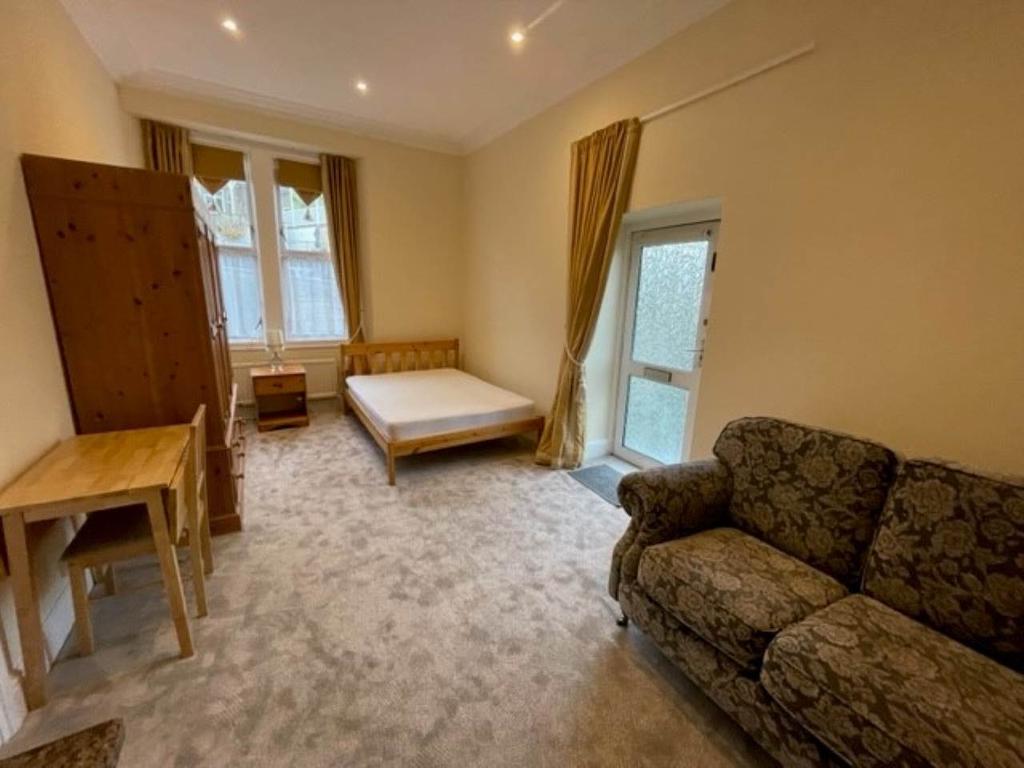 Southside, WestonsuperMare, North... Studio £650 pcm (£150 pw)