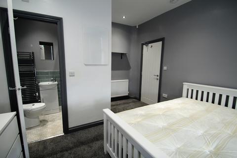 6 bedroom semi-detached house to rent - Harlaxton Drive, Lenton, Nottingham