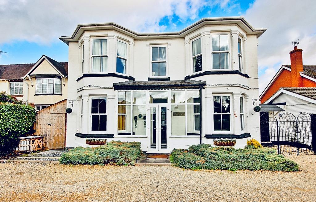 Droitwich Road, Fernhill Heath, Worcester, WR3 4 bed character property