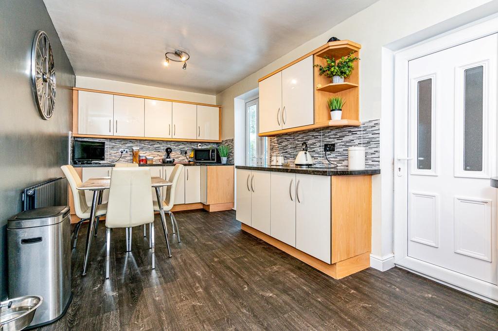 Hallcroft, Partington, Manchester, M31 3 bed semidetached house £200,000