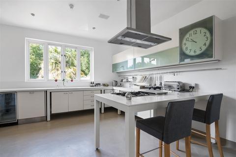 136 Cuffley Hill, Goffs Oak, Waltham Cross, EN7 5EY